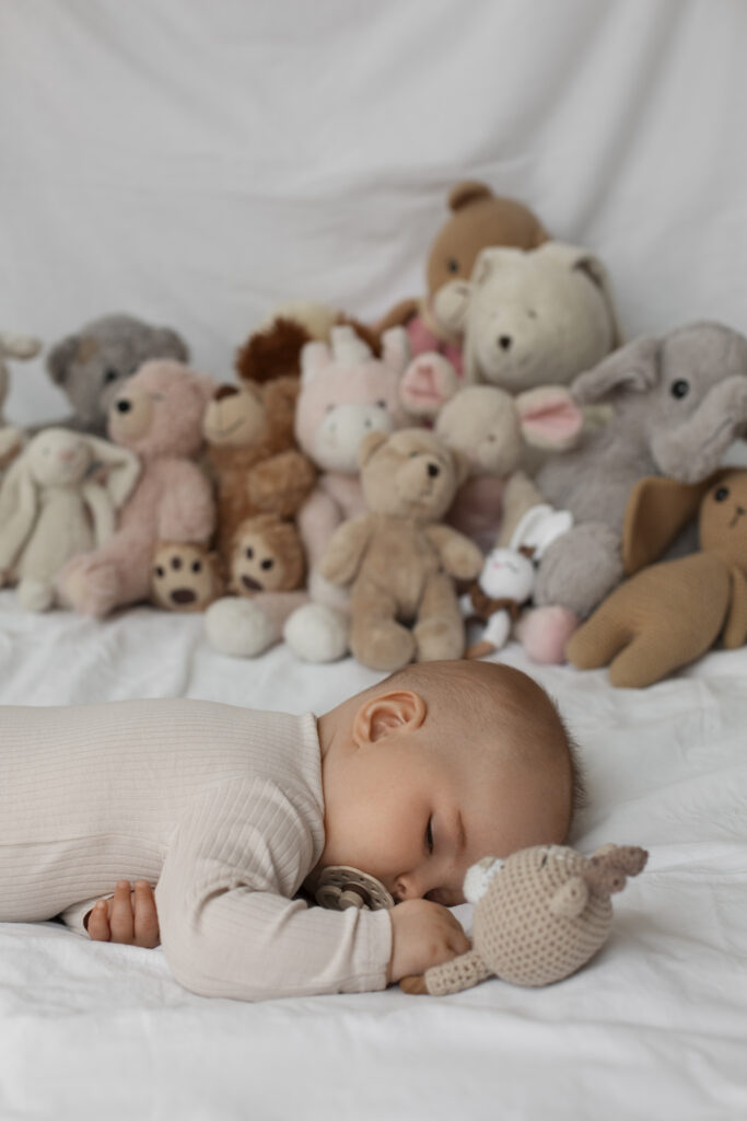 Baby im Spielzeugtraum